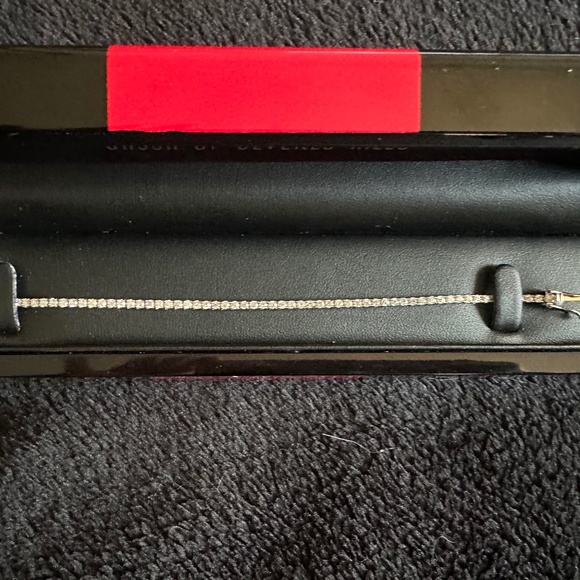 2 Prong 3CT, 18KTW 7" Diamond Tennis Bracelet like new! Jason of Beverly Hills. - Picture 3 of 8